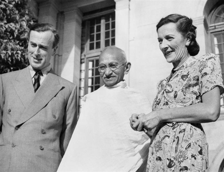 Gandhi in 1947, with Lord Louis Mountbatten, Britain's last Viceroy of India, and his wife Edwina Mountbatten